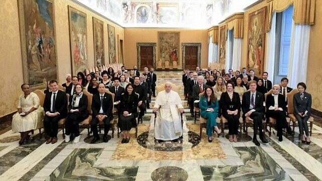 Francisco, con los asistentes a la cumbre G7 Inclusión y Discapacidad, una iniciativa del gobierno italiano.