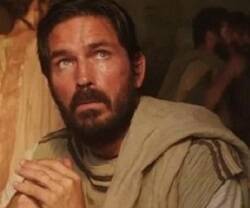 Jim Caviezel interpreta a San Lucas en la película Pablo el Apóstol de Cristo