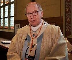 El cardenal Willem Eijk, en una entrevista en la catedral de Utrecht en abril de este año. Captura Katholiekleven. 