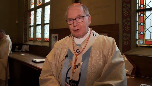 El cardenal Willem Eijk, en una entrevista en la catedral de Utrecht en abril de este año. Captura Katholiekleven. 