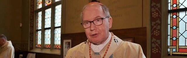 El cardenal Willem Eijk, en una entrevista en la catedral de Utrecht en abril de este año. Captura Katholiekleven. 