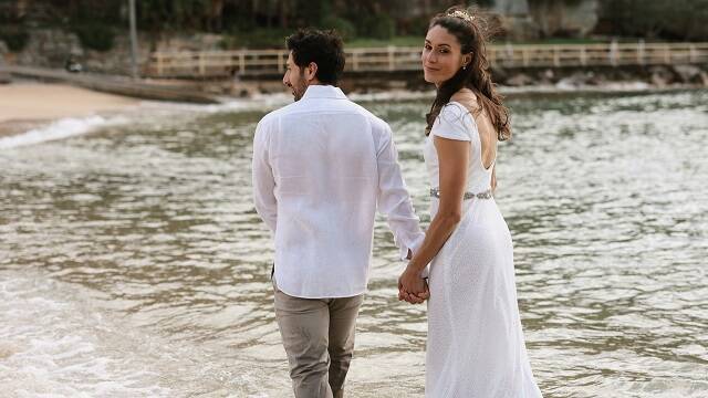 Un matrimonio de recién casados, junto al mar, empieza una nueva vida - foto de Joseyy Lee para Unsplash