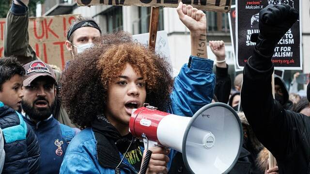 Una manifestación en Londres en 2020 - foto en Unsplash de Ehimetalor Akhere Unuabona