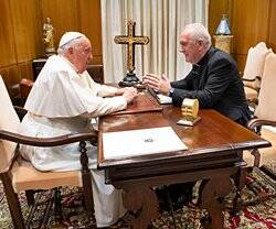 Francisco, con el obispo de Barbastro, Ángel Pérez, este lunes, diez días después de que el Papa nombrase un comisario pontificio para Torreciudad.