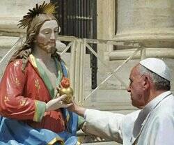 Francisco bendice una imagen del Sagrado Corazón de Jesús en 2018, en la Plaza de San Pedro. Foto: Vatican Media.