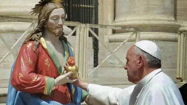 Francisco bendice una imagen del Sagrado Corazón de Jesús en 2018, en la Plaza de San Pedro. Foto: Vatican Media.