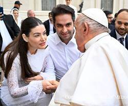 Francisco saluda a unos recién casados en una audiencia general que consagró al papel del Espíritu Santo en el matrimonio. Foto: Vatican Media.