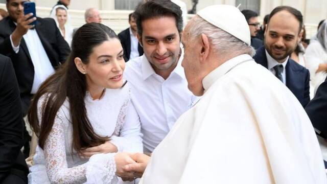 Francisco saluda a unos recién casados en una audiencia general que consagró al papel del Espíritu Santo en el matrimonio. Foto: Vatican Media.