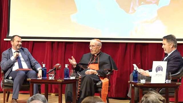 De izquierda a derecha en la foto: José Francisco Serrano Oceja, el cardenal Antonio María Rouco Varela y Bieito Rubido.