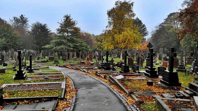 Imagen otoñal de un cementerio católico.