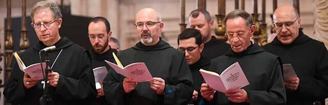 Monjes benedictinos de Silos rezan el Oficio Divino en comunidad.