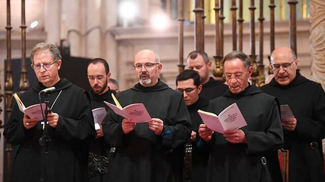 Monjes benedictinos de Silos rezan el Oficio Divino en comunidad.