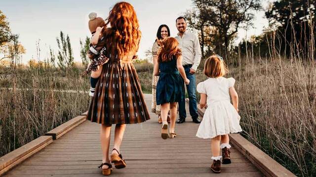 Una familia sonriente en el campo.