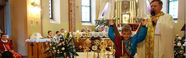 Holywins en una parroquia de Polonia, con un San Andrés con su cruz de aspa y red de pescador