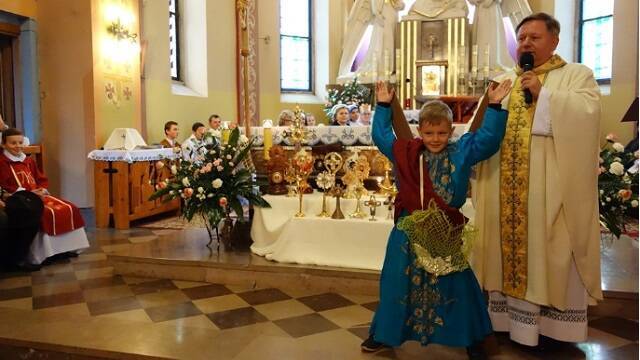 Holywins en una parroquia de Polonia, con un San Andrés con su cruz de aspa y red de pescador