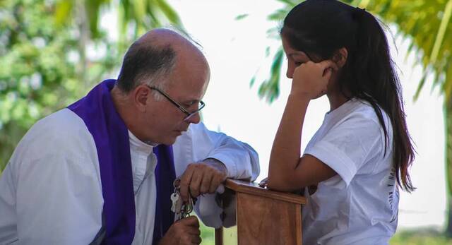 Sacerdote confesando.