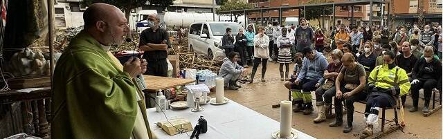 Misa de domingo en  la calle ante María Madre de la Iglesia, en Catarroja, Valencia, con parroquianos y limpiadores