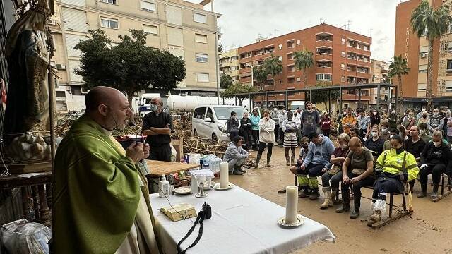 Misa de domingo en  la calle ante María Madre de la Iglesia, en Catarroja, Valencia, con parroquianos y limpiadores