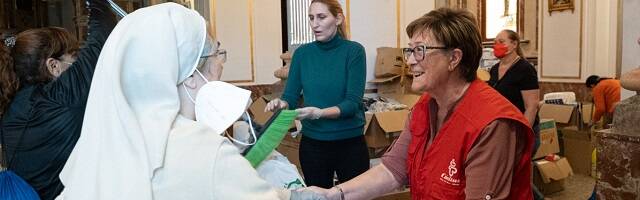 Monjas, sacerdotes, laicos, voluntarios y vecinos colaboran en las tareas tras las inundaciones y riadas de Valencia