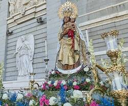 Una escena de las fiestas de la Almudena de 2022, ante la catedral, con las flores y la Virgen