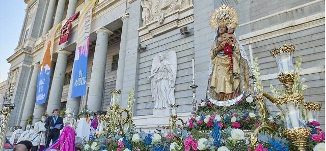 Una escena de las fiestas de la Almudena de 2022, ante la catedral, con las flores y la Virgen