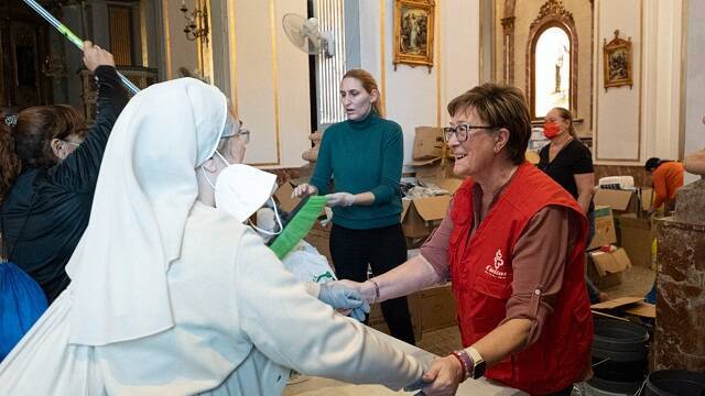 Monjas, sacerdotes, laicos, voluntarios y vecinos colaboran en las tareas tras las inundaciones y riadas de Valencia