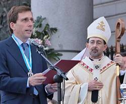 El alcalde de Madrid, José Luis Martínez-Almeida, hace el voto a la Virgen de la Almudena ante el cardenal arzobispo de Madrid, José Cobo. Foto: Infomadrid.