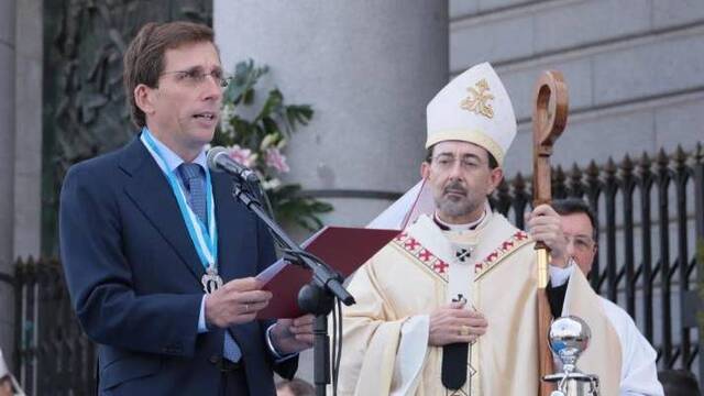 El alcalde de Madrid, José Luis Martínez-Almeida, hace el voto a la Virgen de la Almudena ante el cardenal arzobispo de Madrid, José Cobo. Foto: Infomadrid.