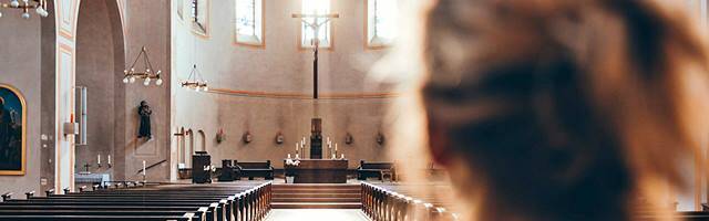 Una joven reza en la iglesia.