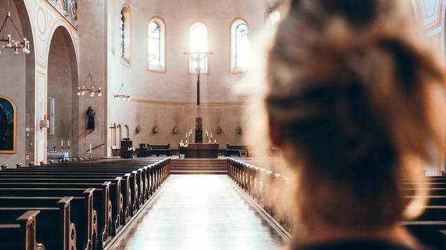 Una joven reza en la iglesia.