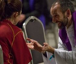 Un sacerdote confiesa a una joven