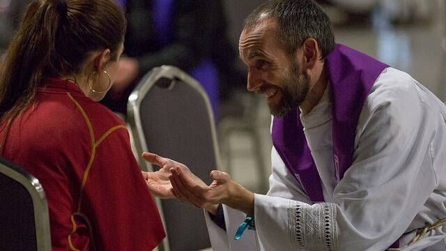 Un sacerdote confiesa a una joven