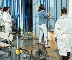 Limpiando en el colegio María Inmaculada de Alfafar una semana después de las riadas