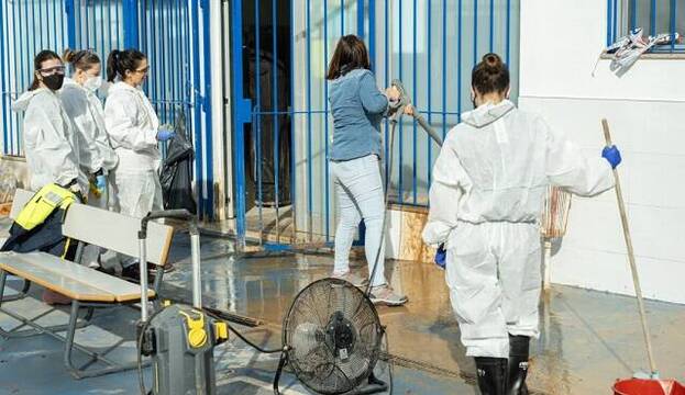 Limpiando en el colegio María Inmaculada de Alfafar una semana después de las riadas