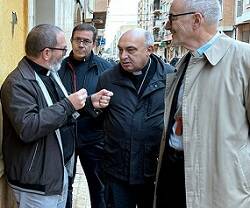 El cardenal Czerny, con gabardina, el arzobispo Benavent y los párrocos de zonas inundadas