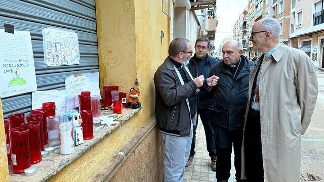 El cardenal Czerny, con gabardina, el arzobispo Benavent y los párrocos de zonas inundadas