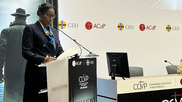 Ayaan Hirsi Alí en su ponencia en el Católicos y Vida Pública de 2024 en la San Pablo CEU