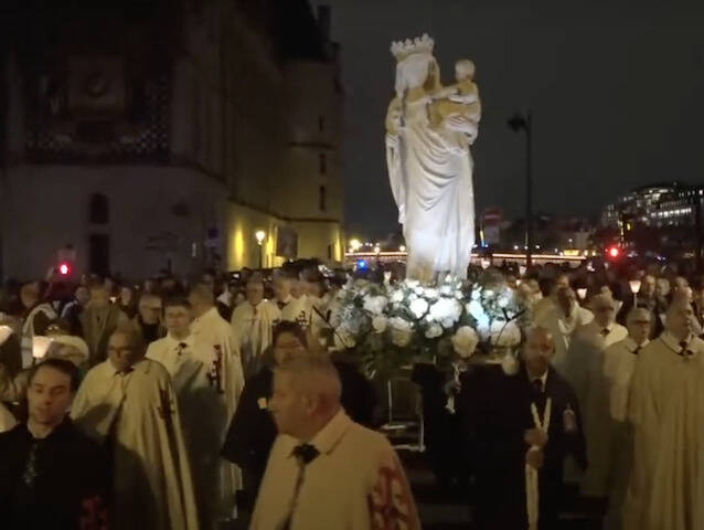 La Virgen por París, hacia Notre Dame