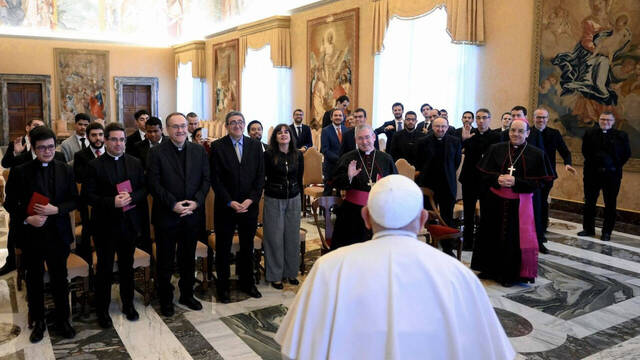 Papa con seminaristas