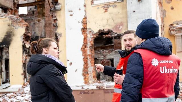 Voluntarios de Caritas-Spes, la Caritas de rito latino en Ucrania, entre las ruinas y destrozos de los bombardeos