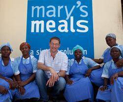 Magnus MacFarlane-Barrow, el fundador de Mary's Meals, con varias voluntarias de la organización. 