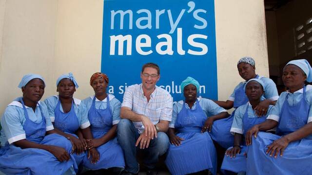 Magnus MacFarlane-Barrow, el fundador de Mary's Meals, con varias voluntarias de la organización. 