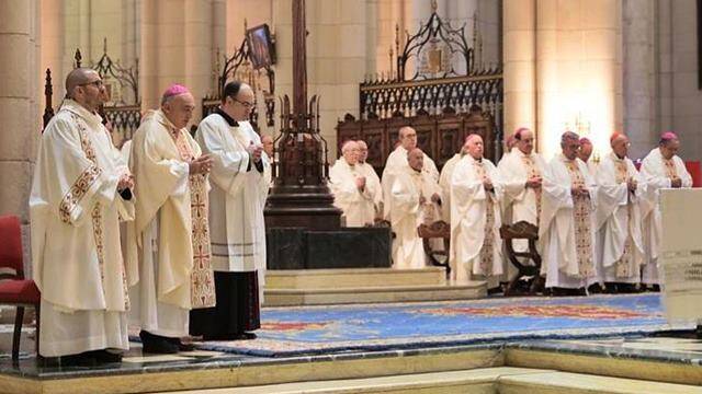 Monseñor Enrique Benavent, segundo por la izquierda en la foto, durante la misa de este martes por las víctimas de las inundaciones de Valencia.