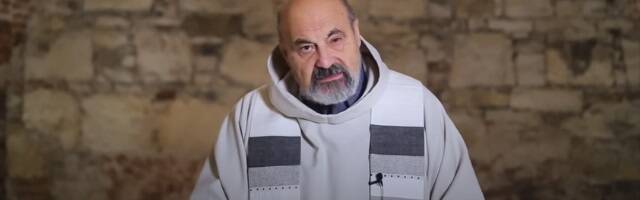 El sacerdote checo Tomas Halik, revestido de colores grises