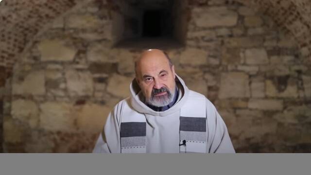 El sacerdote checo Tomas Halik, revestido de colores grises