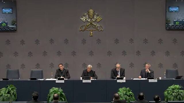 De izquierda a derecha, en la foto de la rueda de prensa de presentación del documento: Andrés Gabriel Ferrada, secretario del Dicasterio para el Clero; cardenal Lázaro You Heung-sik, prefecto de dicho dicasterio; Andrea Riccardi, profesor de Historia Contemporánea; y Matteo Bruni, director de la Oficina de Prensa de la Santa Sede.