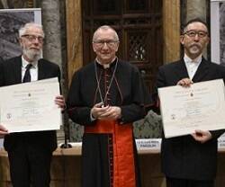 El teólogo O Regan, el cardenal Parolin y el escultor Etsuro Sotoo, en los Premios Ratzinger 2024