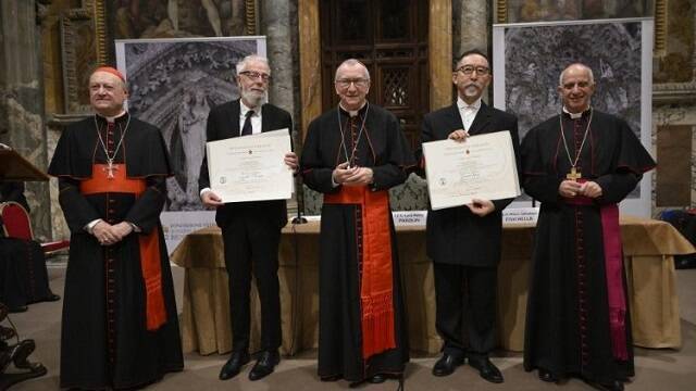 El cardenal Ravasi, el teólogo O Regan, el cardenal Parolin y el escultor Etsuro Sotoo, en los Premios Ratzinger 2024