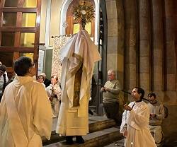 El obispo Vilanova bendice Barcelona desde la parroquia de Santa Teresita, en el barrio de Gracia, con la Adoración Nocturna