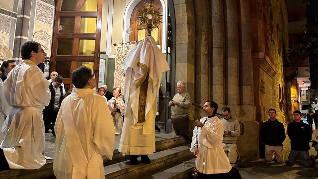 El obispo Vilanova bendice Barcelona desde la parroquia de Santa Teresita, en el barrio de Gracia, con la Adoración Nocturna